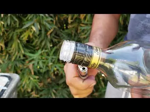 Como sacar el tapon de una botella de whisky
